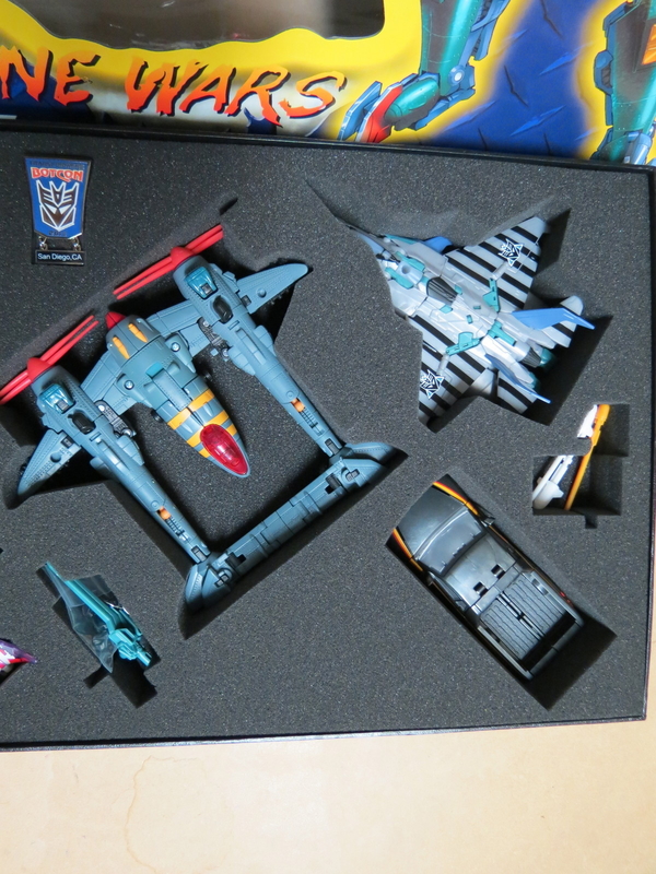 BotCon 2013   First Looks At Machine Wars Termination Set Out Of The Box  (3 of 31)